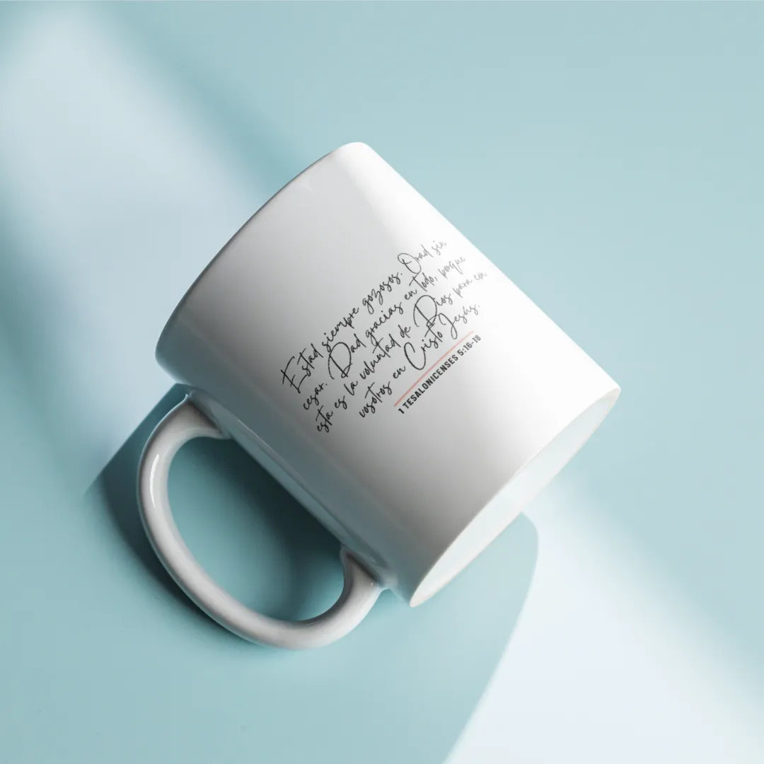 Taza blanca de cerámica con versículo bíblico impreso en diseño elegante
