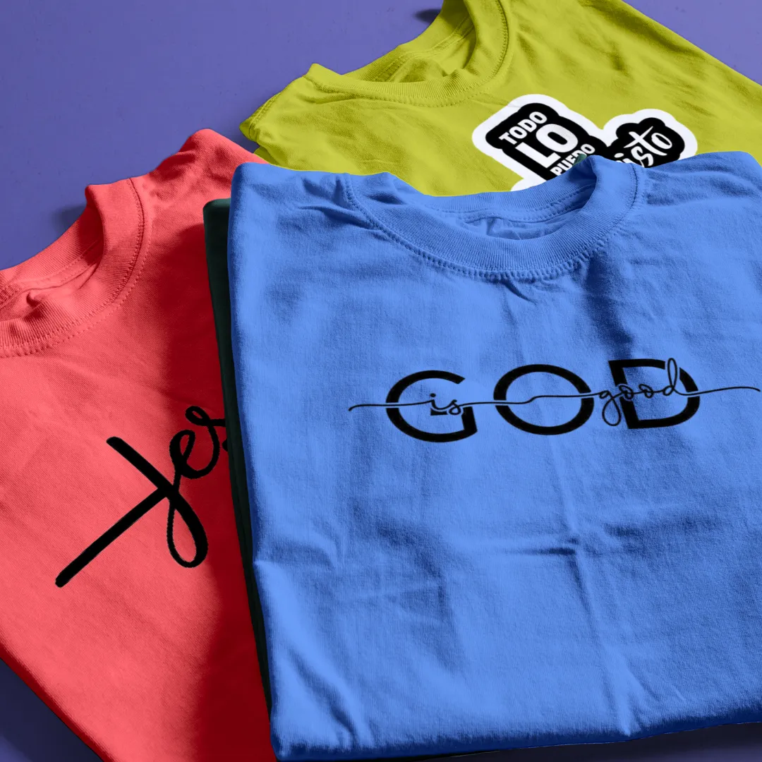 Tres franelas de algodón colgadas, mostrando diferentes diseños de estampados creativos